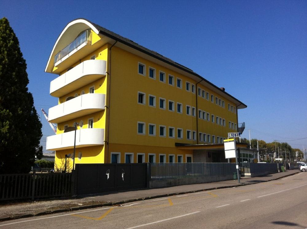 Hotel Alverì Mestre Esterno foto