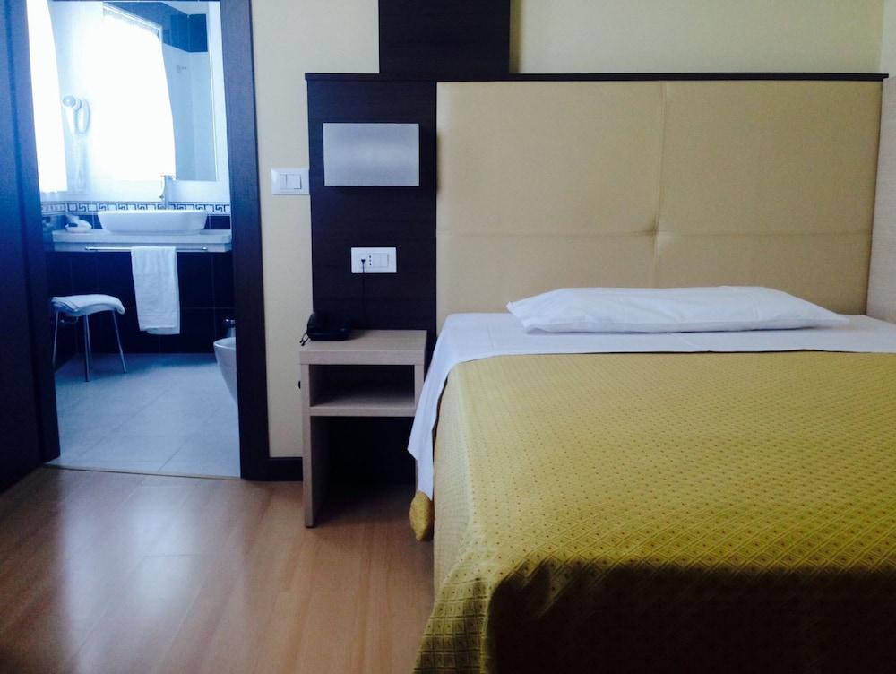Hotel Alverì Mestre Esterno foto