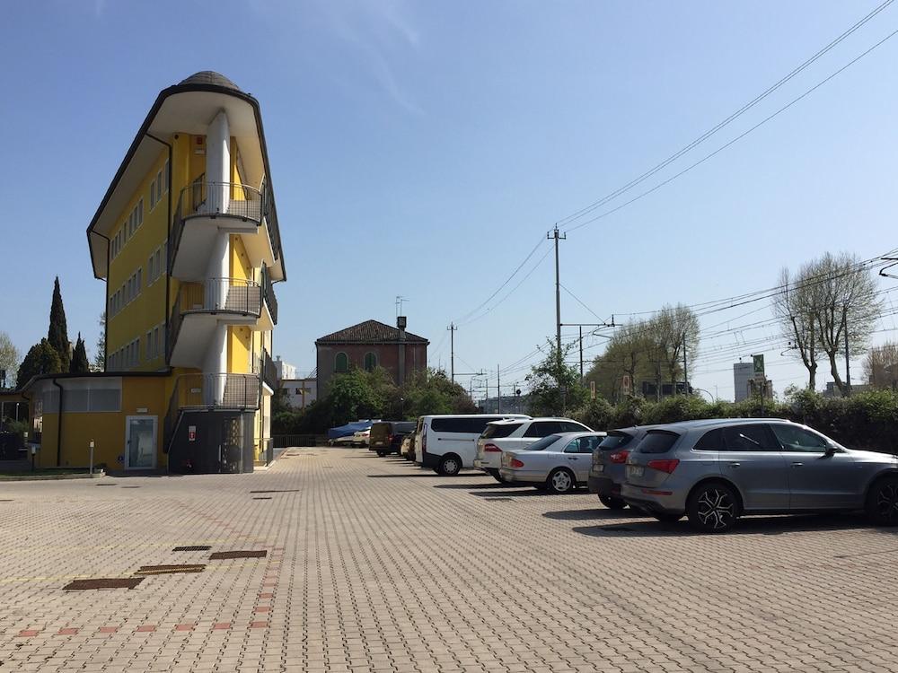 Hotel Alverì Mestre Esterno foto